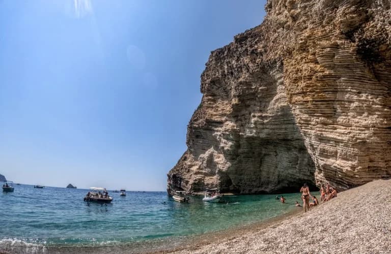 Skertsos vs. Tsoukalas: Clash over Vacation Affordability for 46% of Greeks