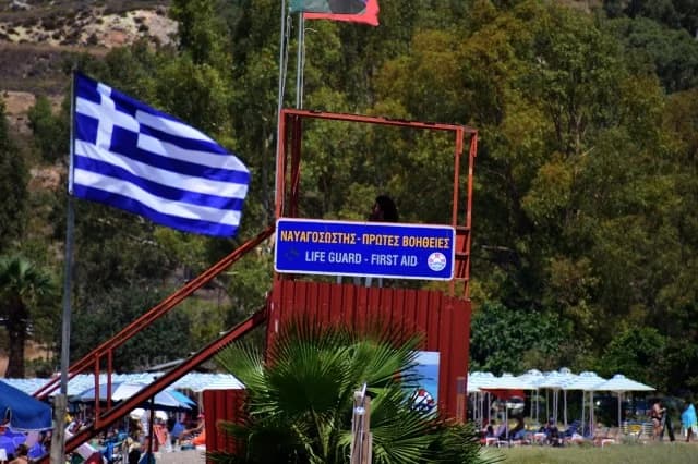 Socorrista fuera de servicio rescata a cinco nadadores en Chania