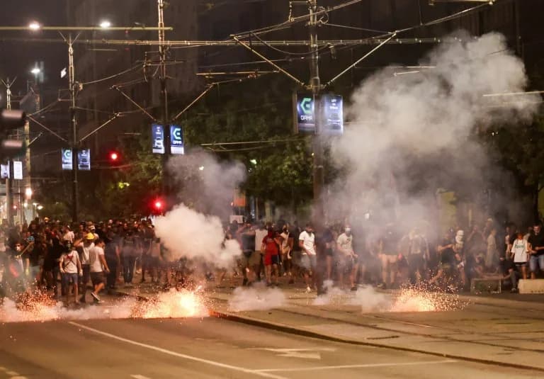 Serbien: Proteste und Zusammenstöße dauern die fünfte Nacht an