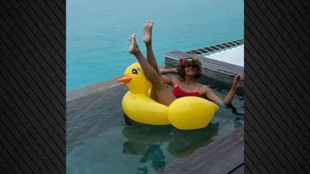 Halle Berry se relaja en la piscina