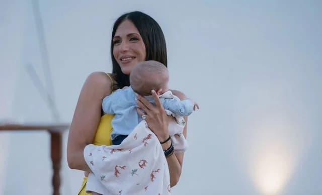 אנת'י וולגרי: תמונה ראשונה עם בנה בחוף הים