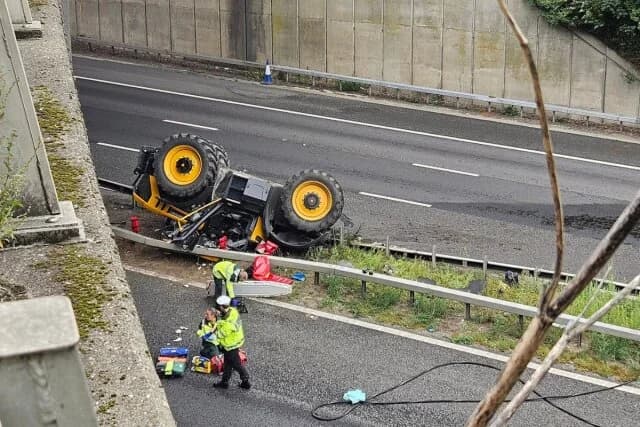 טרקטור נפל מגשר על הכביש המהיר M20 בבריטניה