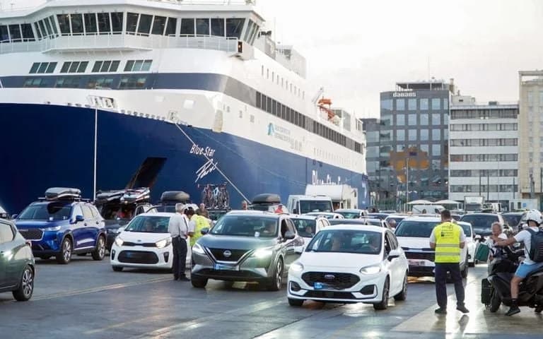 Αυξημένη επιστροφή αδειούχων Αυγούστου: Γεμάτα τα λιμάνια σε Πειραιά, Ραφήνα και Λαύριο