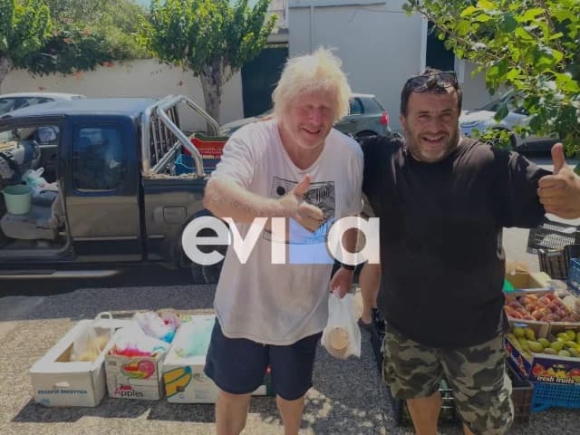 Boris Johnson macht Urlaub in Karystos und kauft bei einem Straßenhändler ein