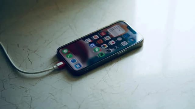 Технический эксперт: Никогда не заряжайте свой iPhone до 100%