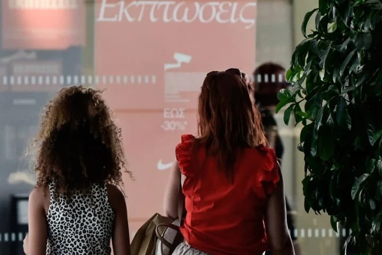 Οι καταναλωτές προτίμησαν διακοπές αντί για αγορές