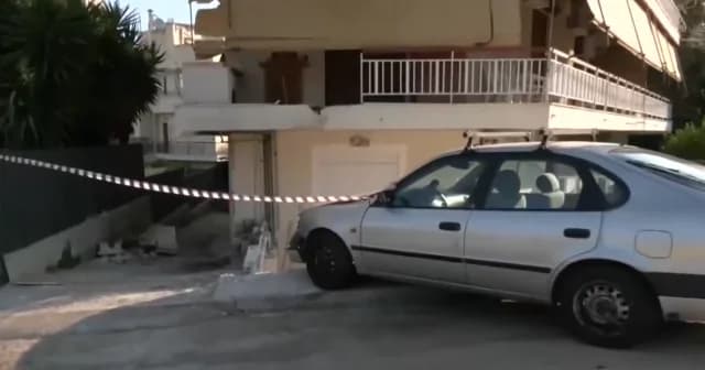 Autobús de OASA se estrella contra edificio de apartamentos en Papagou