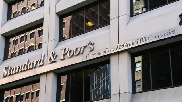 S&P: Αμετάβλητο το αξιόχρεο των ΗΠΑ στο AA+ λόγω δασμών