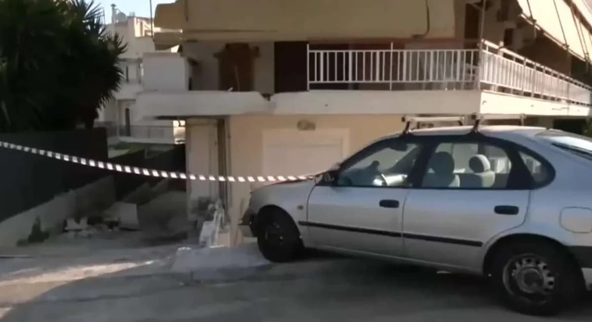 Autobús de OASA se estrella contra edificio de apartamentos en Papagou