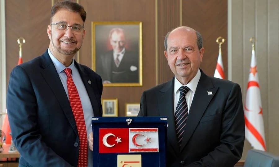 Rücktritt von Hafzal Khan: Reaktionen und Druck wegen Besuchen in besetzten Gebieten