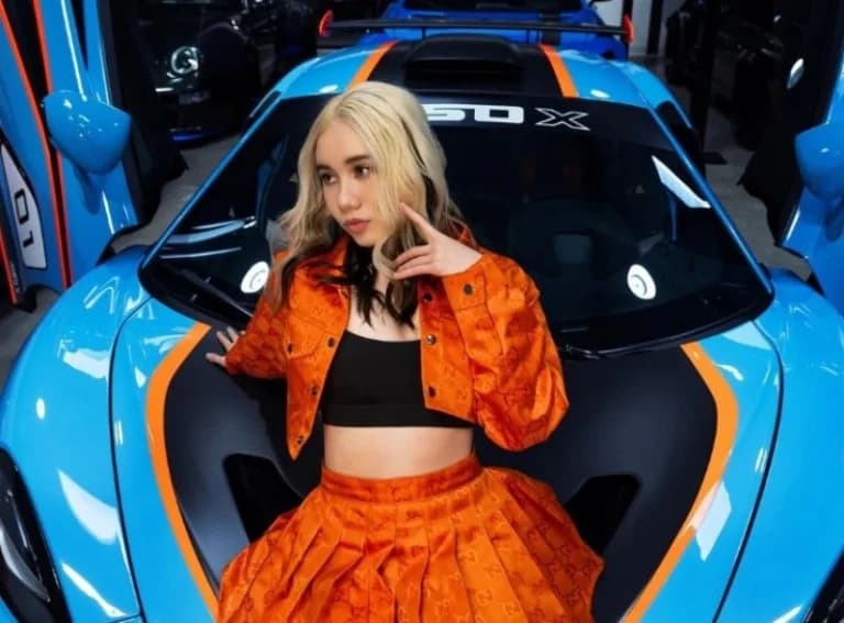 OnlyFans Model Calls 9-to-5 Workers 'Failures,' Sparks Online Backlash