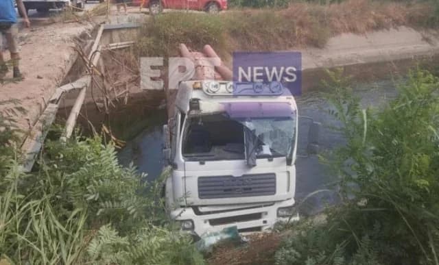 Серрес: Автоцистерна упала в оросительный канал, водитель спасен