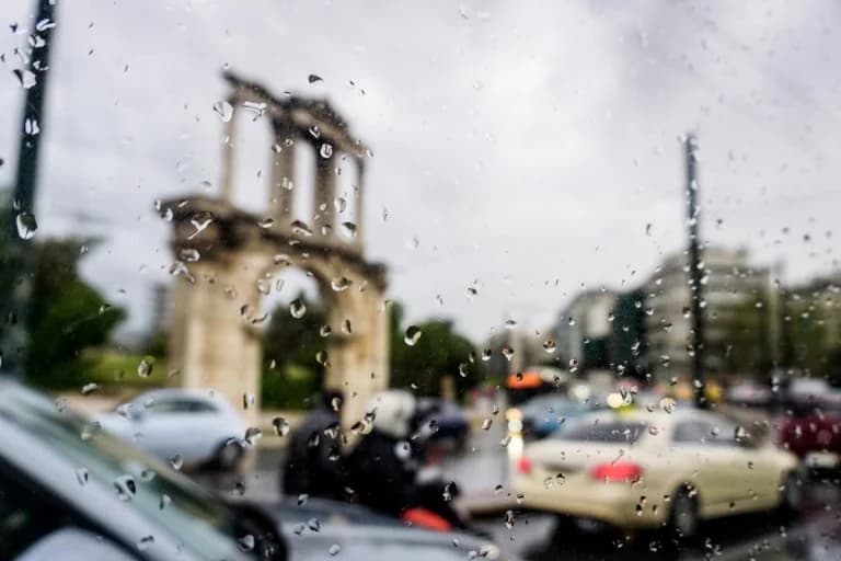 雅典：突如其来的倾盆大雨让居民措手不及