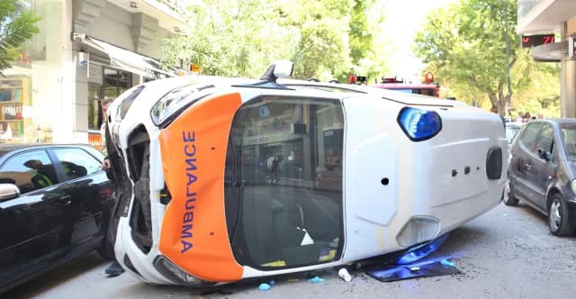 古迪事故：视频显示货车撞上救护车 - 一人死亡