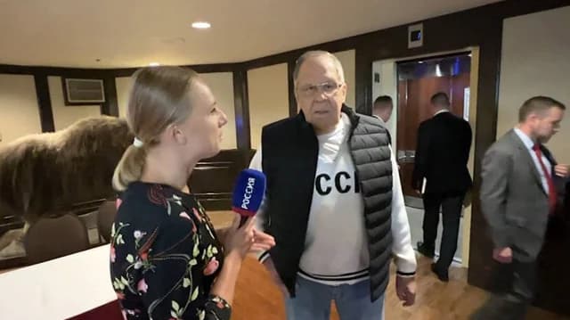 Λαβρόφ: Στον Ρούμπιο άρεσε η μπλούζα μου «ΕΣΣΔ» στην Αλάσκα