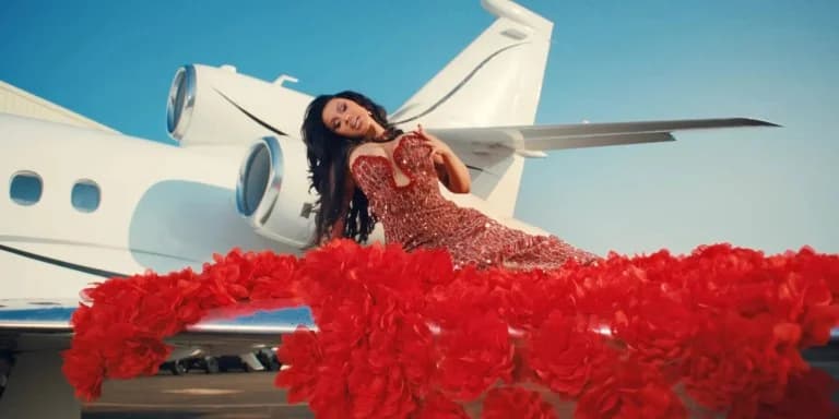 Cardi B reist im neuen Musikvideo „Imaginary Playerz“ nach Mykonos und Paris