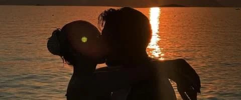 Garyfallia Kalifoni und Christos Mastoras teilen Sonnenuntergangskuss