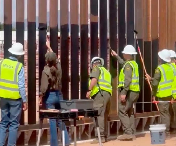 US-Mexiko-Grenzmauer wird schwarz gestrichen, um Migranten abzuschrecken