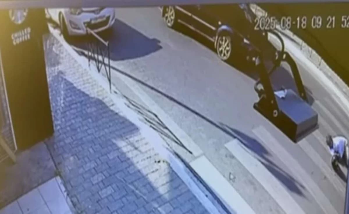חאניה: רכב משליך הולך רגל - סרטון מזעזע