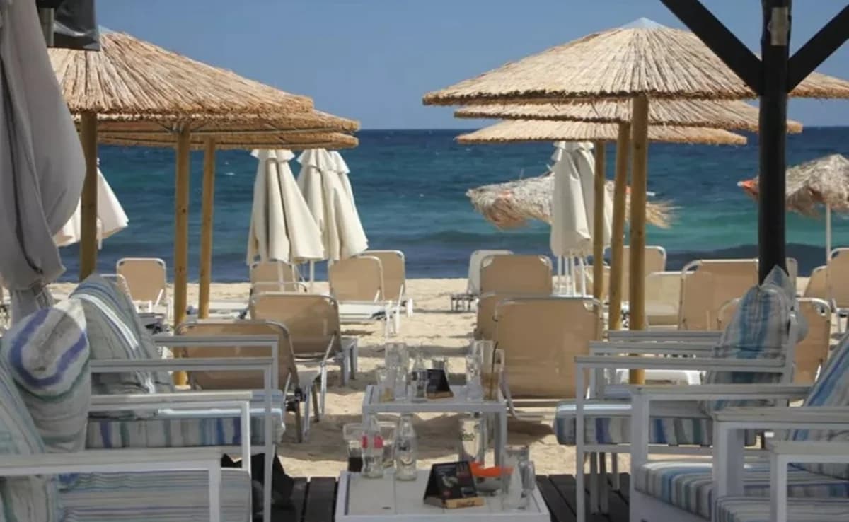 Οι ακριβότερες παραλίες της Μεσογείου: Έως και 1.500 ευρώ οι ξαπλώστρες