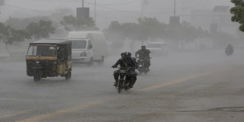 Πακιστάν: Τουλάχιστον 10 νεκροί από καταρρακτώδεις βροχές στο Καράτσι