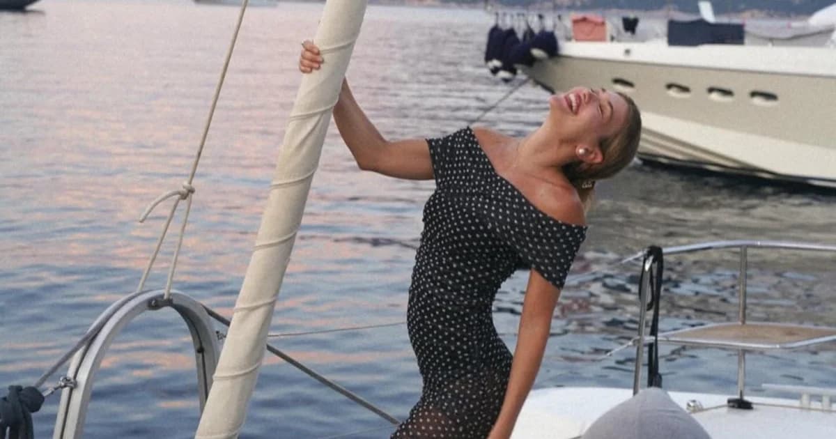 Klelia Andriolatou: Romantischer Sommerausflug auf einem Boot