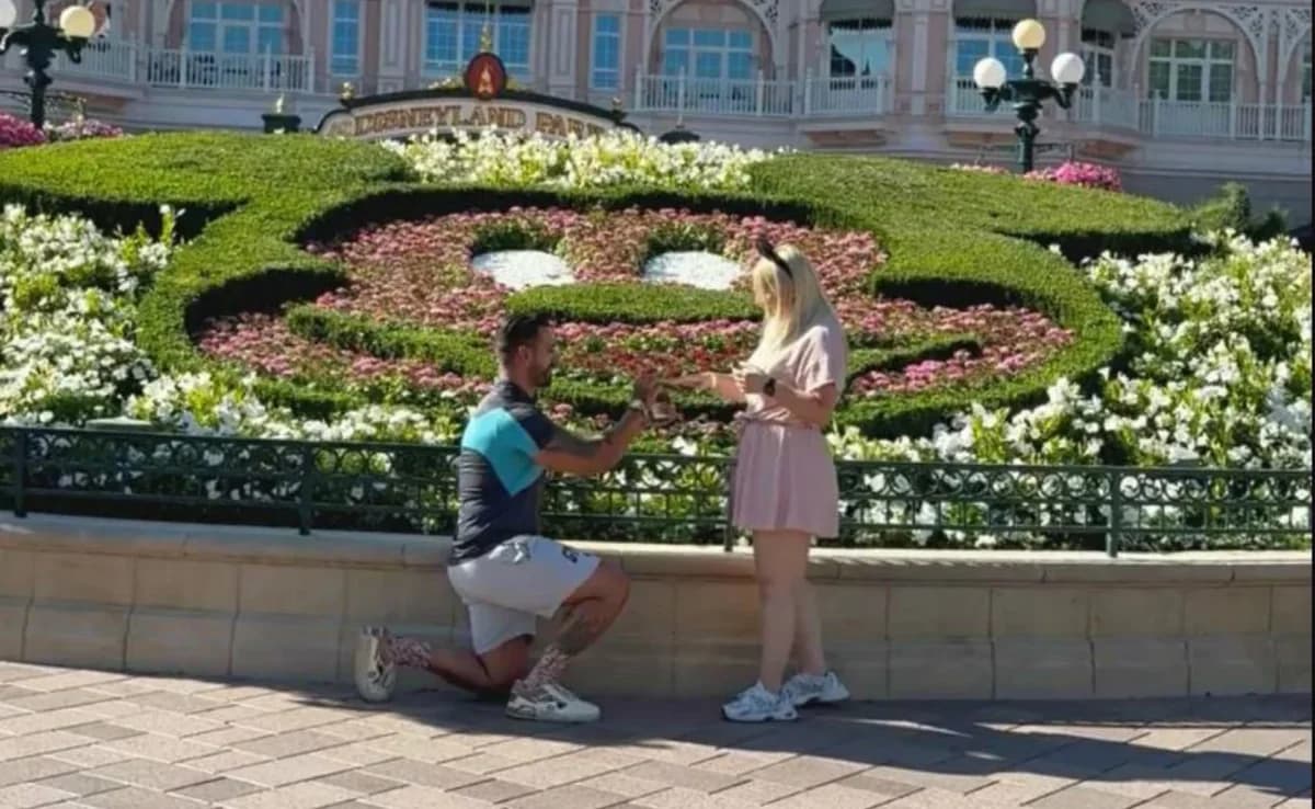 ¡Celebridad chipriota se compromete en Disneyland!