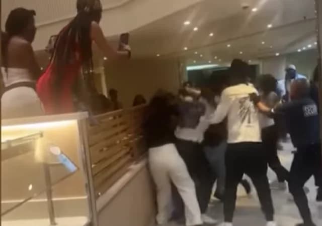 Pelea por nuggets de pollo en crucero: Video