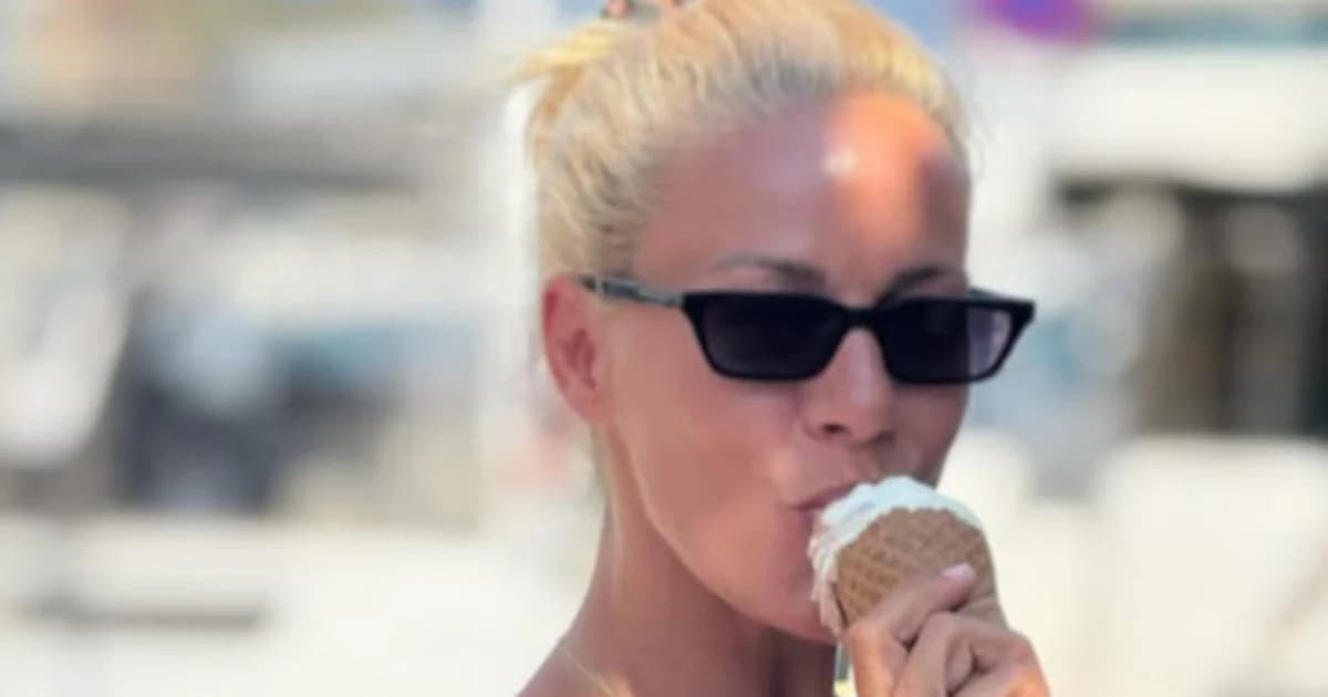 Zeta Makrypoulia disfruta de un helado en Samos