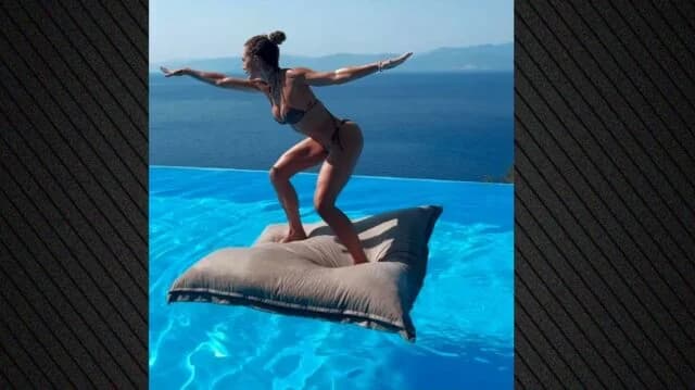 Doretta Papadimitriou entspannt im Pool und beantwortet E-Mails
