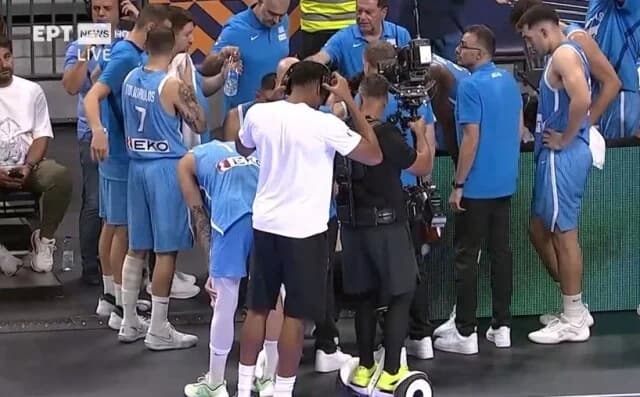 Giannis Antetokounmpo: Nimmt ERT-Kameramann während des Spiels Griechenland - Italien die Kopfhörer ab