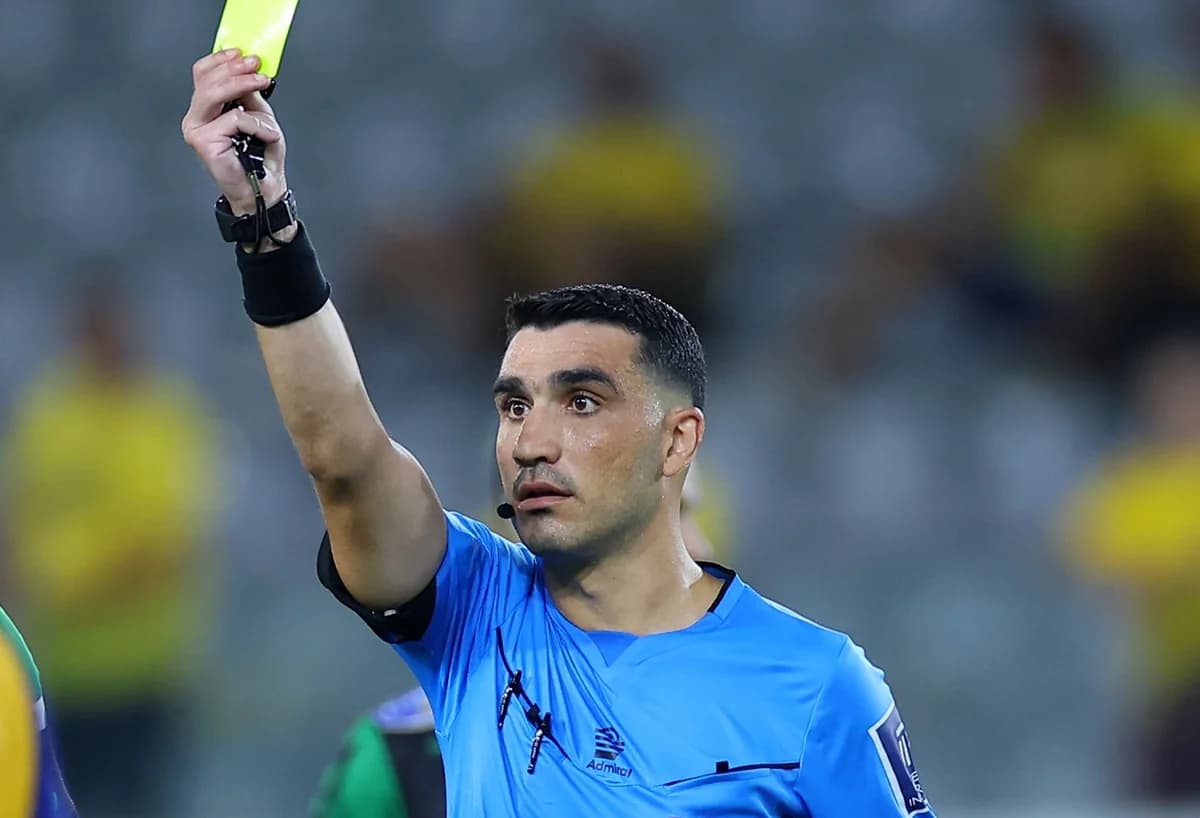 Árbitro: Tarjetas amarillas y reacciones en el partido AEL-Olympiakos