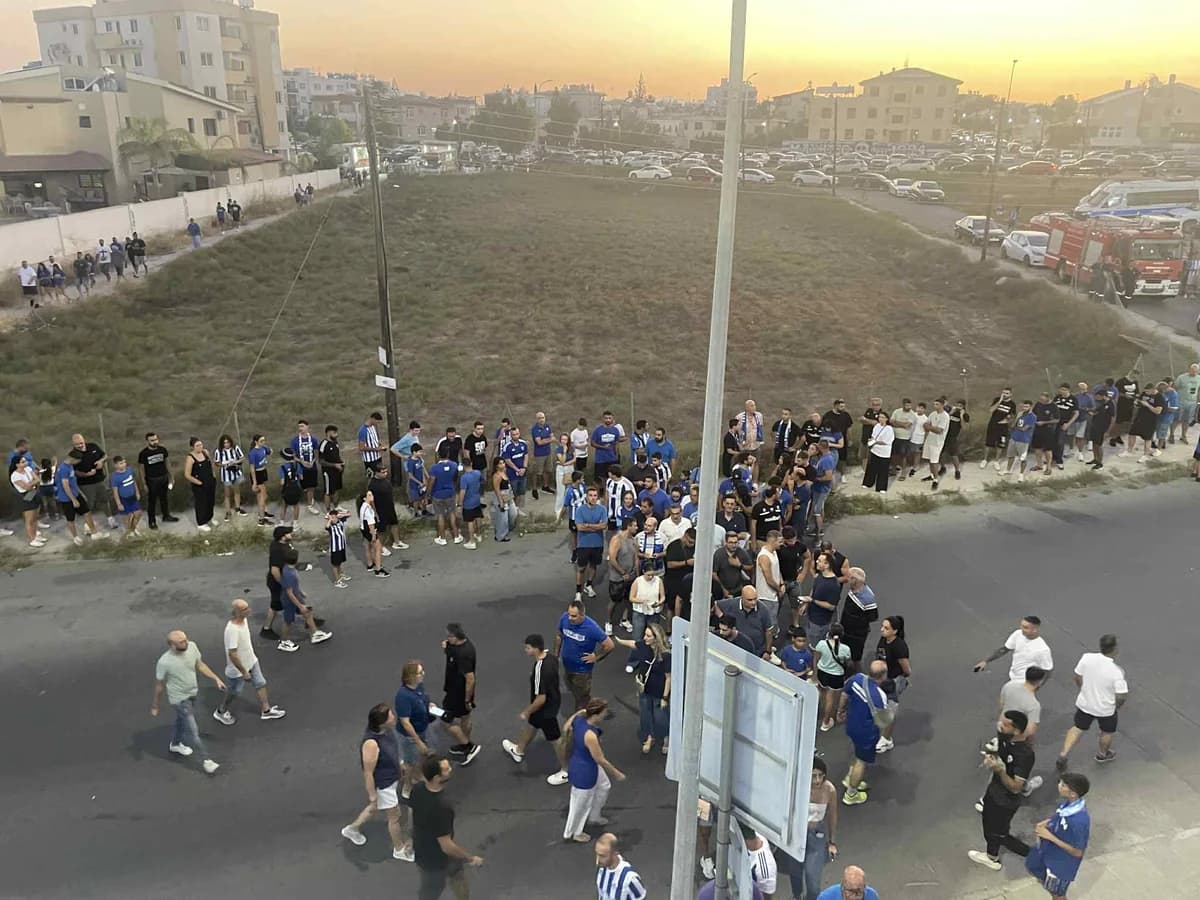 Verzögerungen bei der Identifizierung vor dem Spiel Anorthosis-Omonia Aradippou