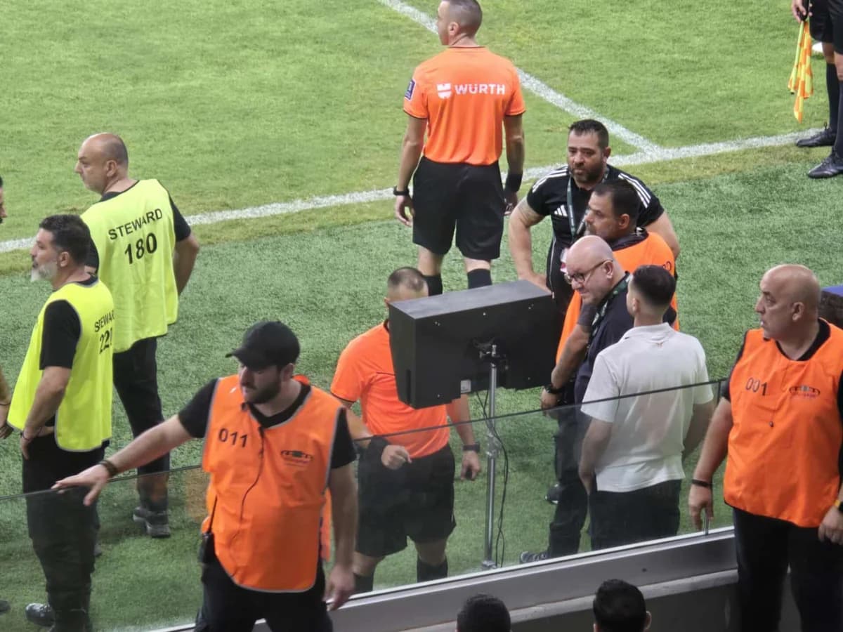 Aris-Apollon: Penalti anulado por el VAR