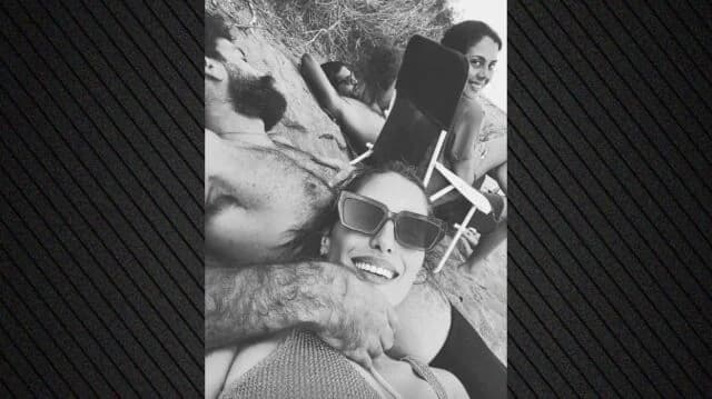 Pavlina Voulgaraki teilt zärtlichen Moment mit Partner am Strand
