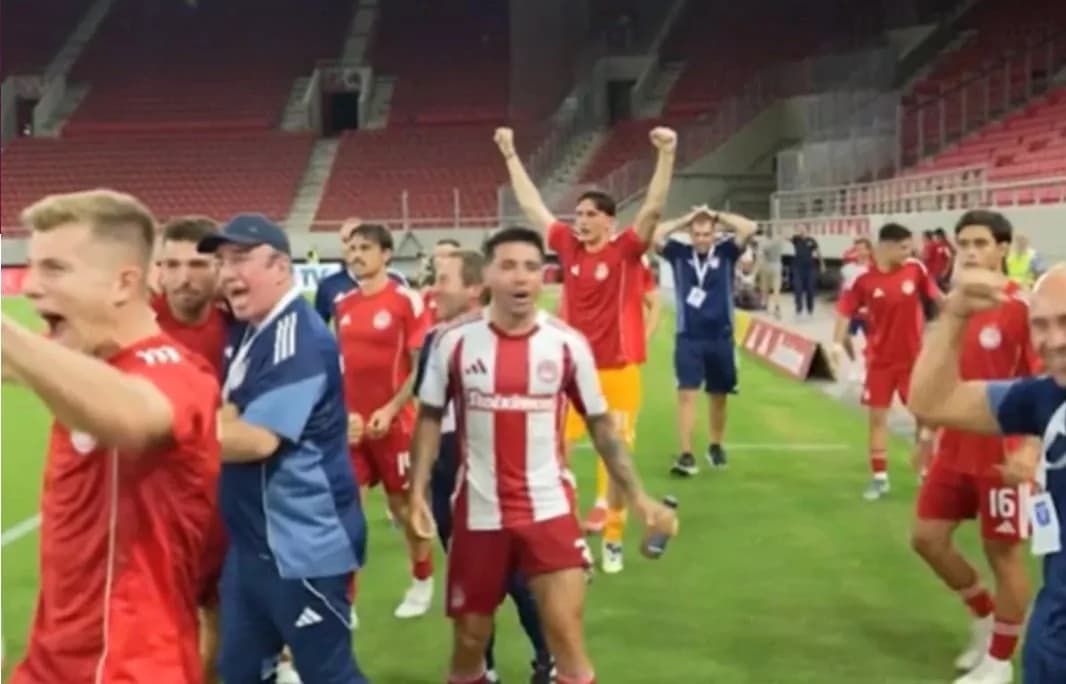 El banquillo del Olympiacos estalla en celebraciones tras el gol de Yazıcı (video)