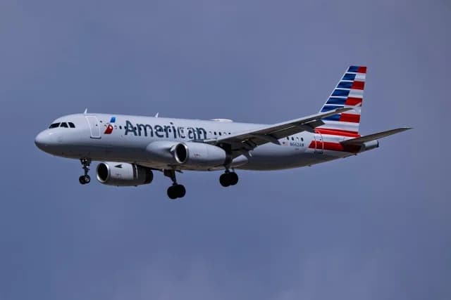 Αναγκαστική προσγείωση αεροσκάφους της American Airlines λόγω φωτιάς