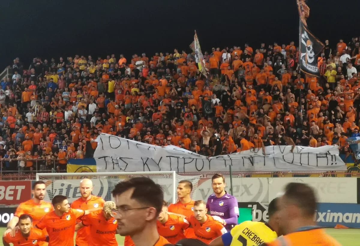 Αντιδράσεις και πανό κατά Φειδία από ΑΠΟΕΛίστες