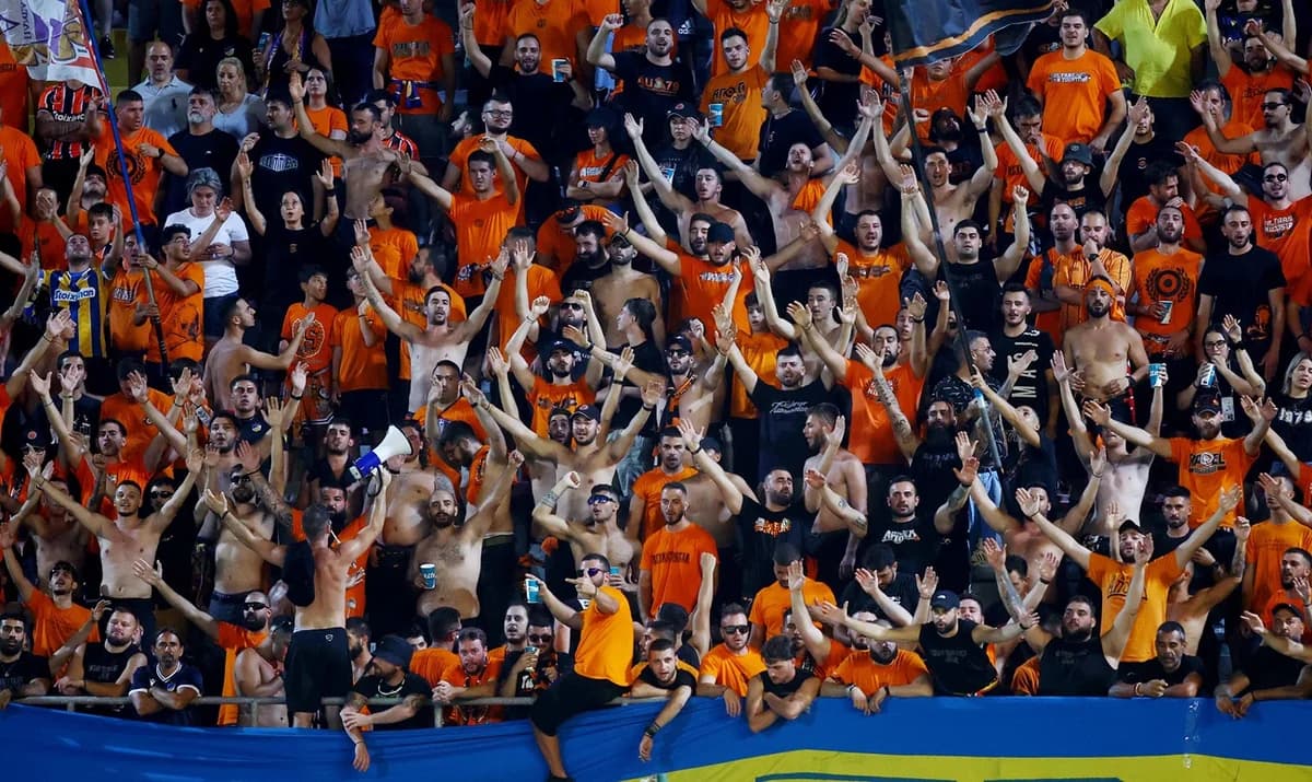 Hohe Intensität von APOEL-Fans beim Betreten des Feldes