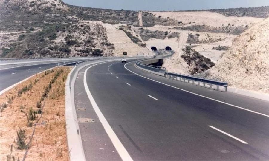 Bewässerungsarbeiten auf der Autobahn Paphos-Limassol