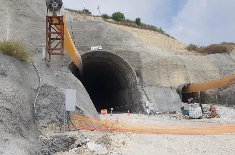 Νέα αναστολή στον δρόμο Πάφου-Πόλης Χρυσοχούς