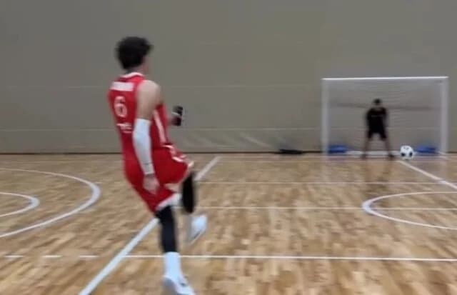 Cedi Osman: Beeindruckende Fußballkünste beim Training der türkischen Nationalmannschaft