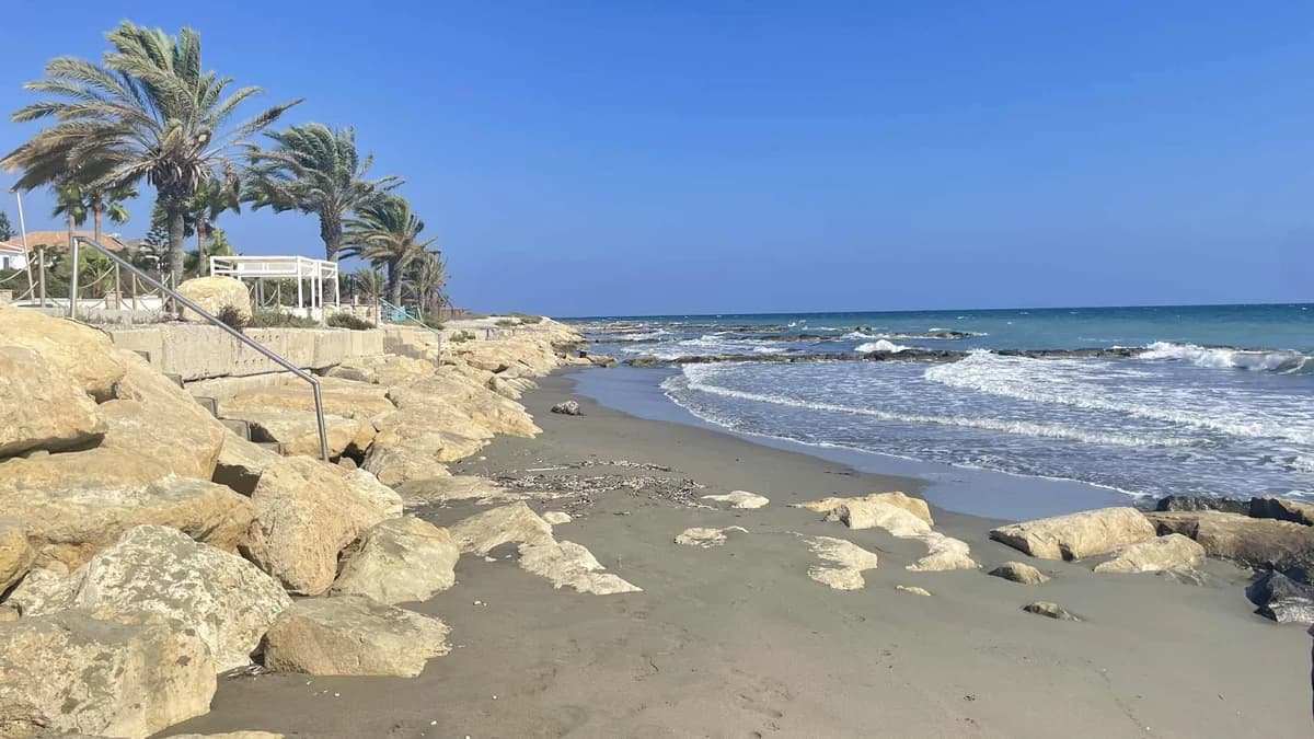 Pervolia: Preocupación por la erosión en la playa de Faros