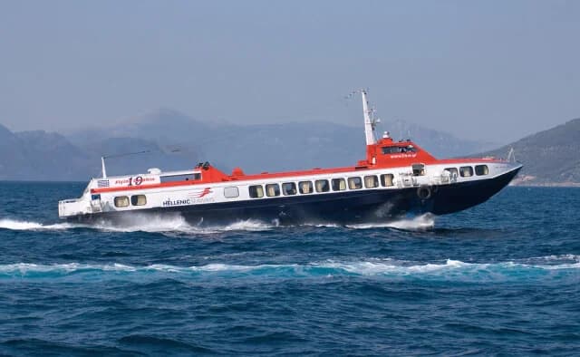 Flying Dolphin XIX erreicht Piräus mit reduzierter Geschwindigkeit