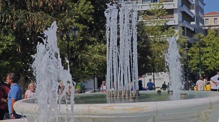 מזרקת כיכר סינטגמה נפתחת מחדש לאחר 153 שנים