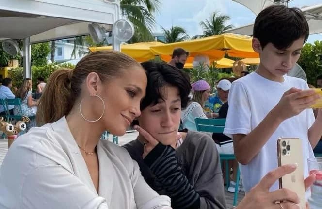 Jennifer López: Tierna foto con su hijo no binario, Emme