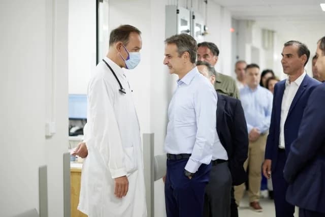 Mitsotakis Visits Hippocratio Hospital to Inspect Emergency Room Renovations
