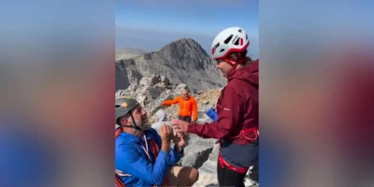 Romantischer Heiratsantrag auf dem Gipfel des Olymp