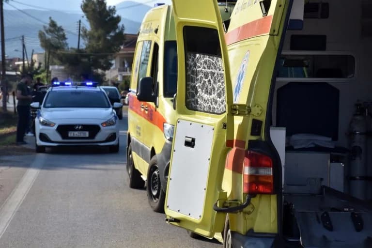 Coches de policía en lugar de ambulancias en Egina: Falta de personal en el centro de salud