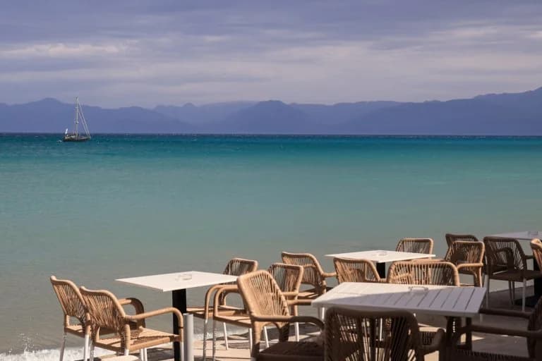 ELSTAT: Turnover Down in Catering, Up in Accommodation – Major Decrease in Santorini